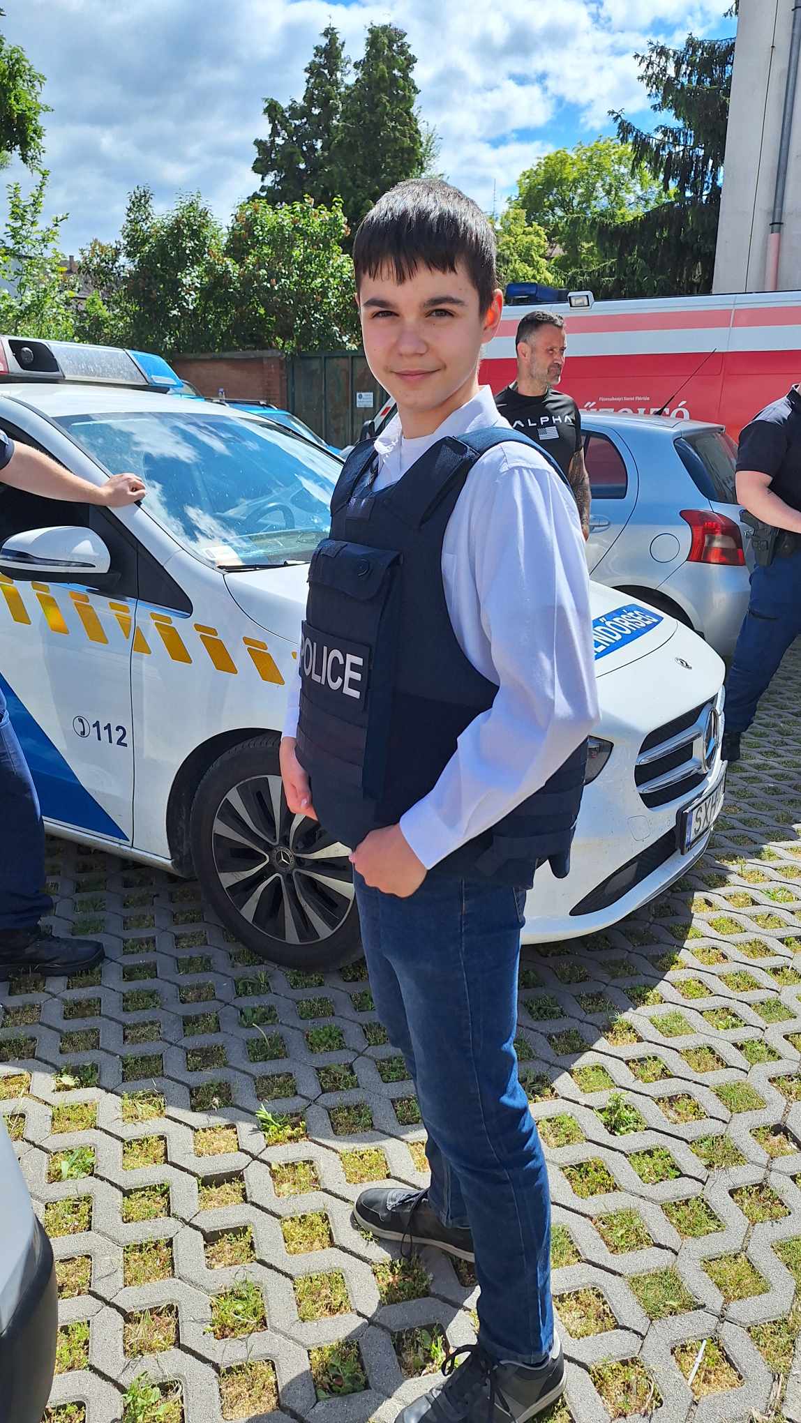 Peti mellényben