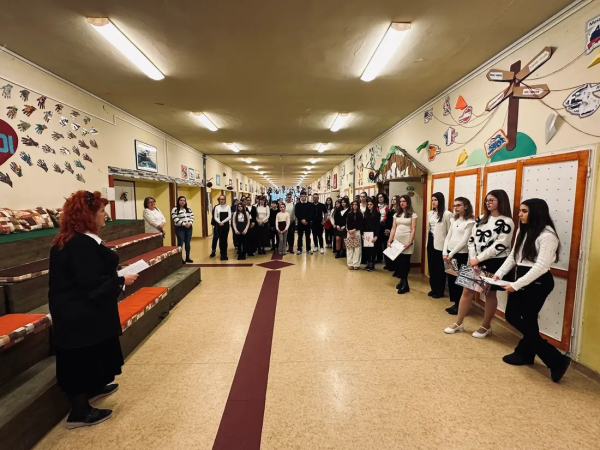 „A nyelv szellemi csoda. Ereklye. Minden nyelv. Ékszertartója egy nép hagyományainak.” (Péchy Blanka)