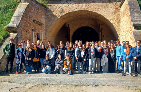 Március 15. emlékezete közelről a távolban