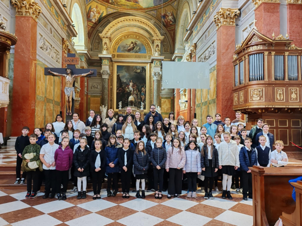 A Barkóczy utcai gyermekkar kórusszolgálata🙏🎼
