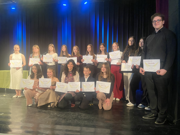 Iskolánk tehetségei ragyogtak a Miénk a tér színpadán