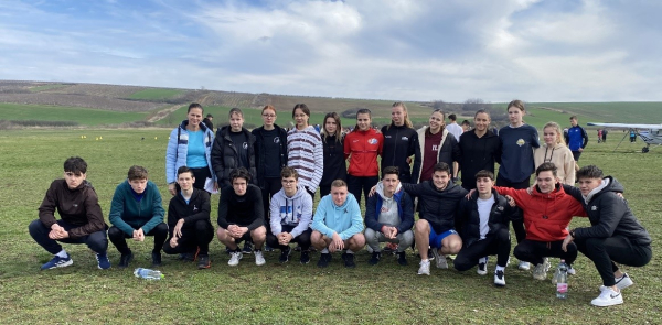 Esik az eső, ázik a mező… Nem haragszik a diák, mert érem ékesíti a nyakát.