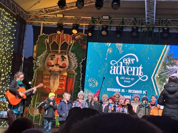 Zenével üzentek a Barkóczy utcai énekesek