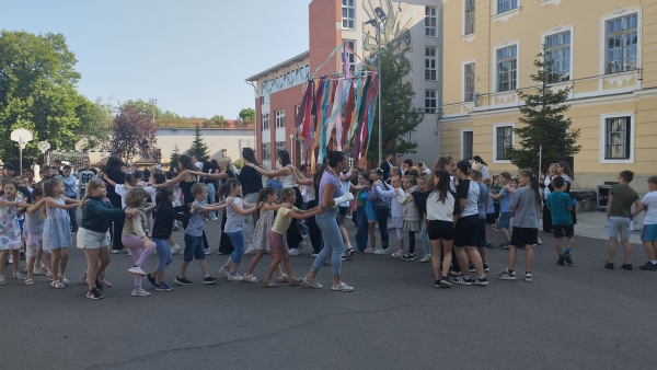 Pünkösdi királyválasztás az Eszterházy Gyakorlóiskolában