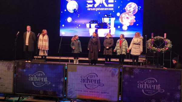 Iskolánk magánénekesei karácsonyi dallamokkal kedveskedtek a Dobó térre látogatóknak